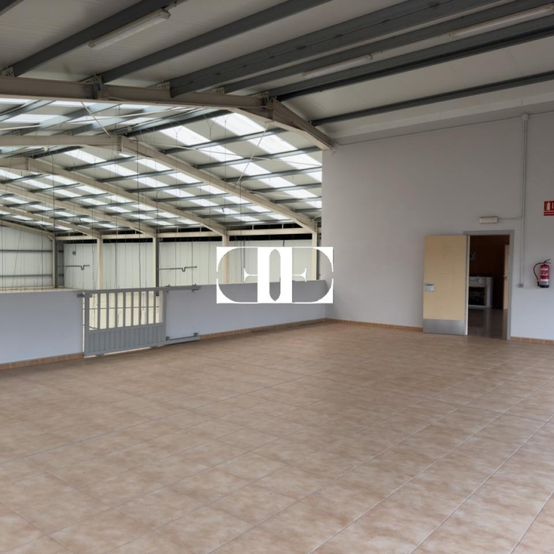 “Gran Nave con Cámara Frigorífica y Oficinas en Tui, Excelente Ubicación”
