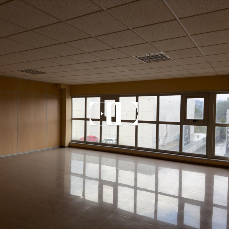 “Gran Nave con Cámara Frigorífica y Oficinas en Tui, Excelente Ubicación”