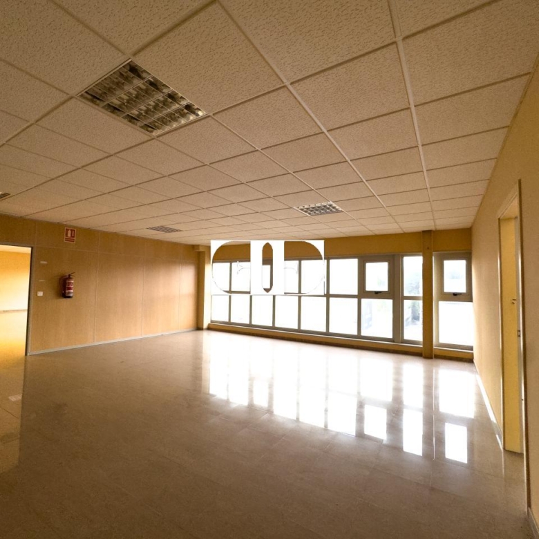 “Gran Nave con Cámara Frigorífica y Oficinas en Tui, Excelente Ubicación”