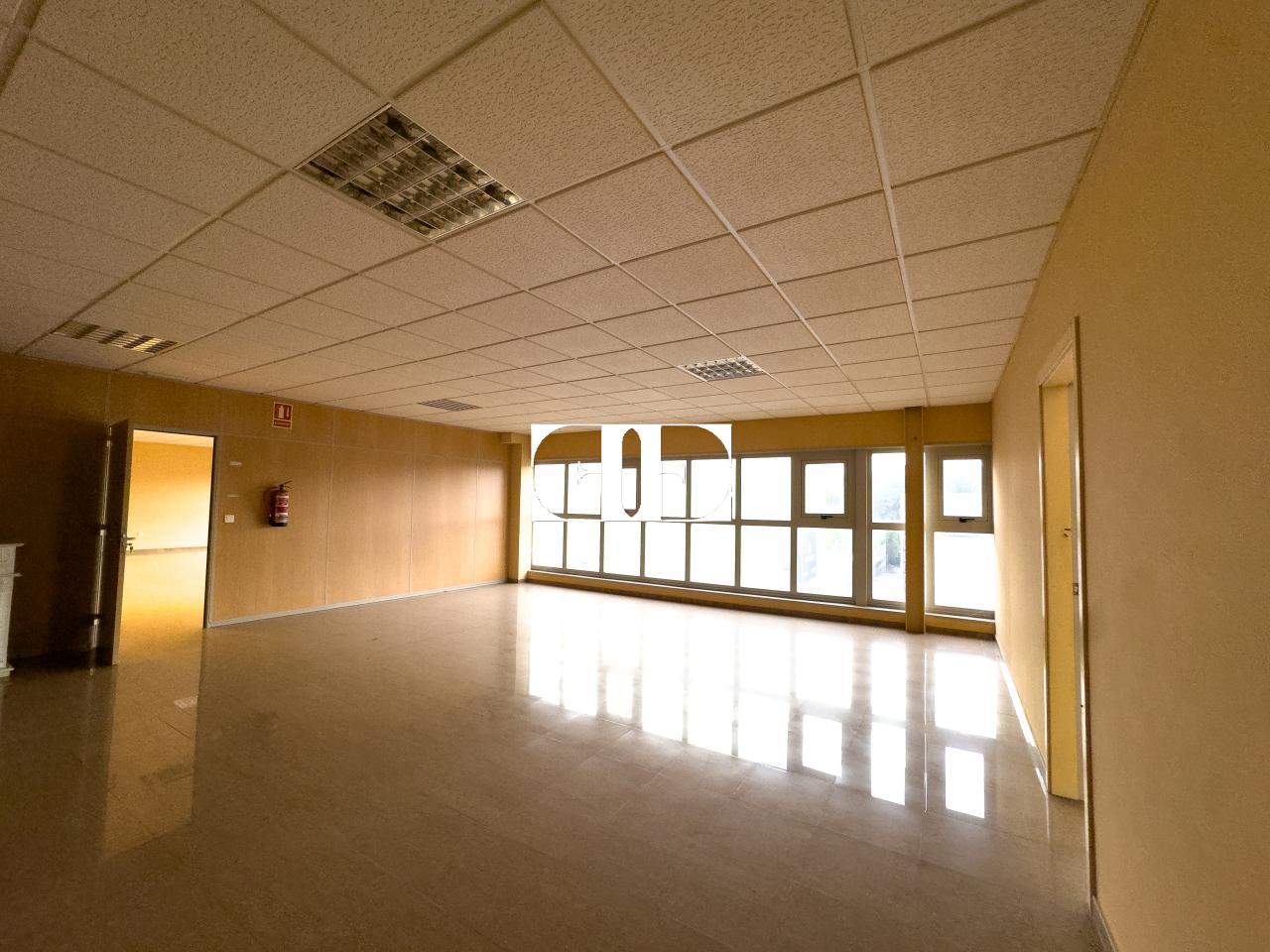 177080959960500026694_173229065189 “Gran Nave con Cámara Frigorífica y Oficinas en Tui, Excelente Ubicación”