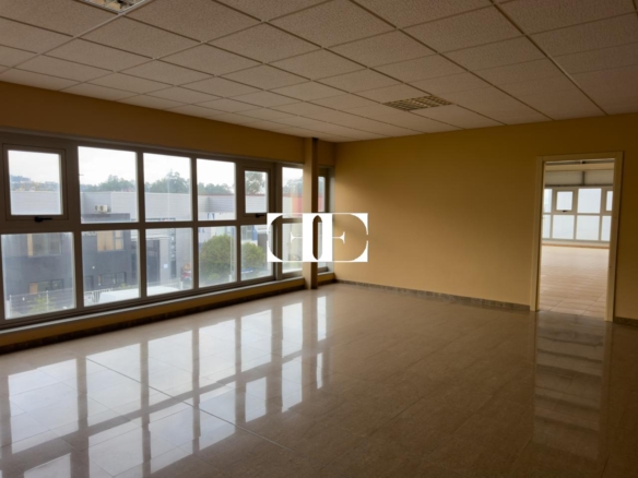 “Gran Nave con Cámara Frigorífica y Oficinas en Tui, Excelente Ubicación”
