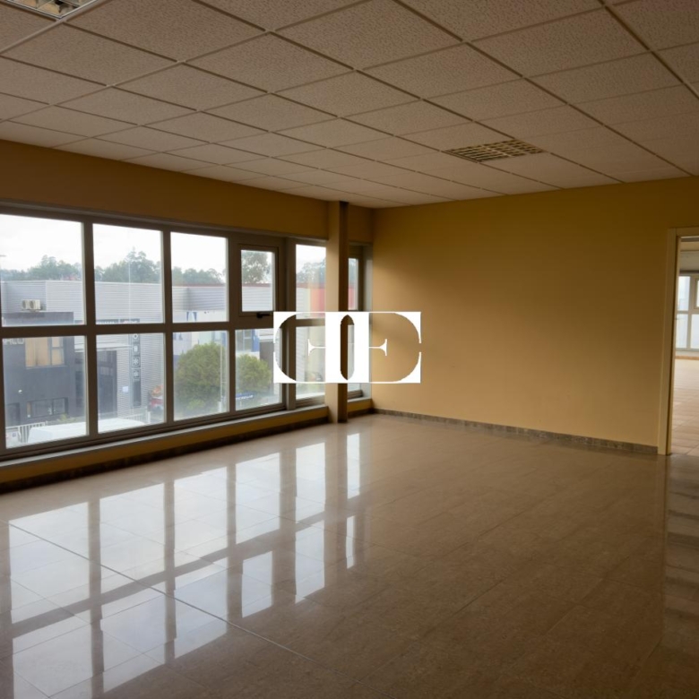 “Gran Nave con Cámara Frigorífica y Oficinas en Tui, Excelente Ubicación”