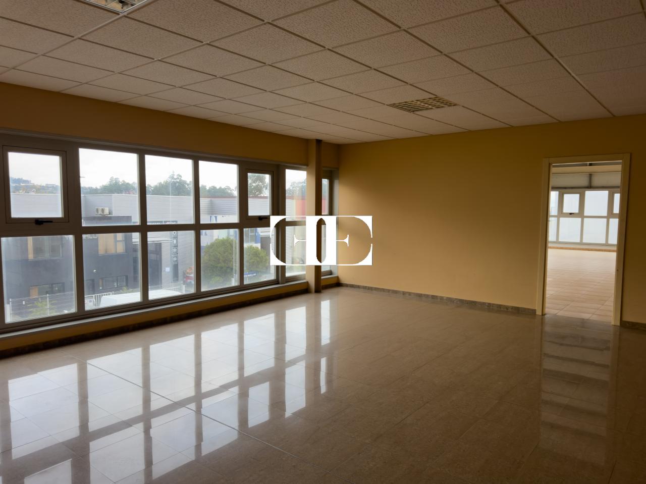 177080959961300026694_173229065345 “Gran Nave con Cámara Frigorífica y Oficinas en Tui, Excelente Ubicación”
