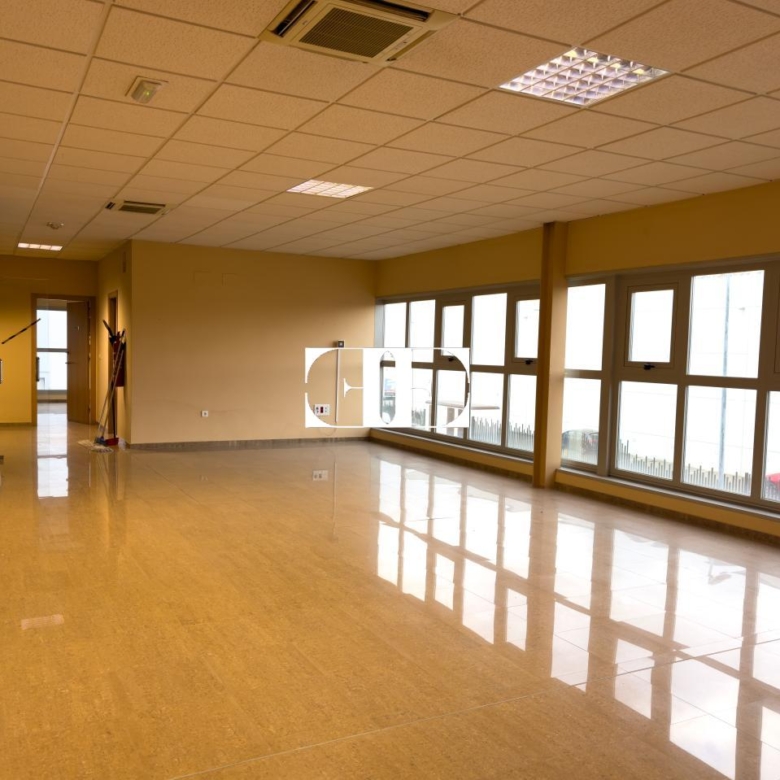 “Gran Nave con Cámara Frigorífica y Oficinas en Tui, Excelente Ubicación”