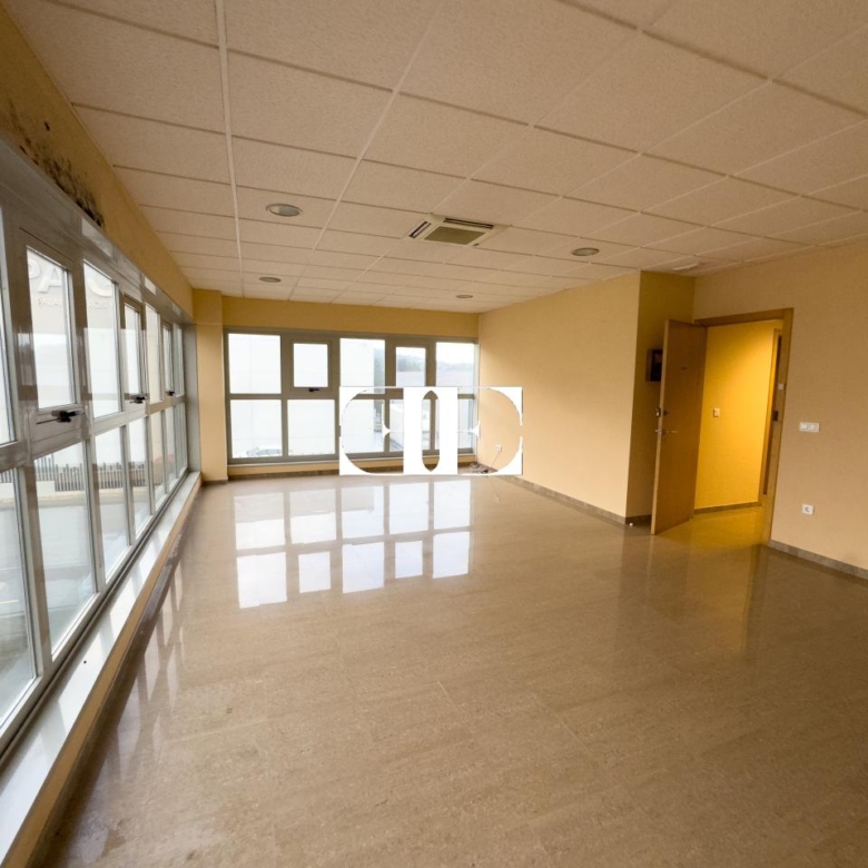 “Gran Nave con Cámara Frigorífica y Oficinas en Tui, Excelente Ubicación”