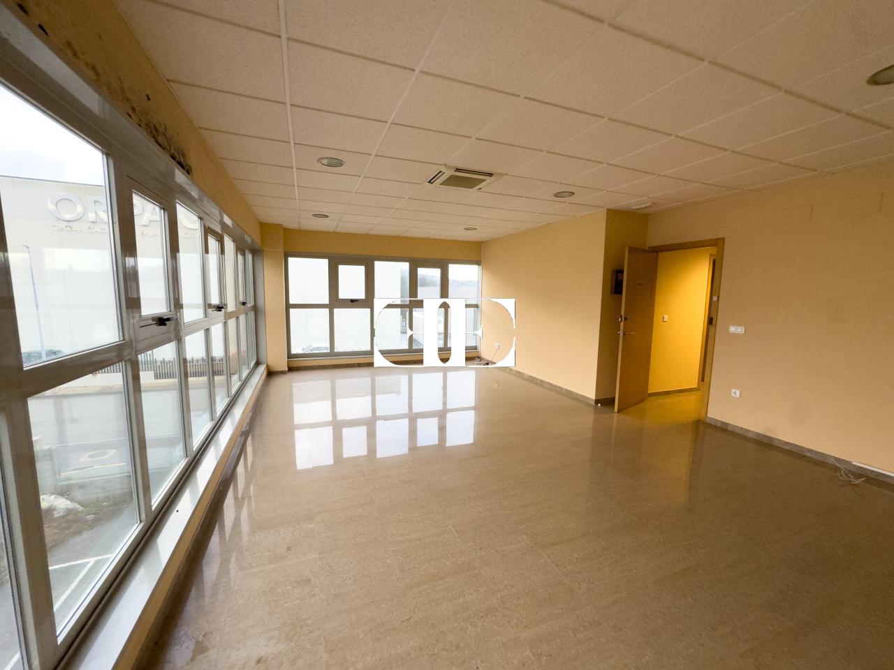 177080960140600026694_173229066141 “Gran Nave con Cámara Frigorífica y Oficinas en Tui, Excelente Ubicación”