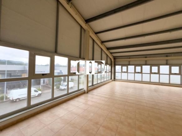 “Gran Nave con Cámara Frigorífica y Oficinas en Tui, Excelente Ubicación”