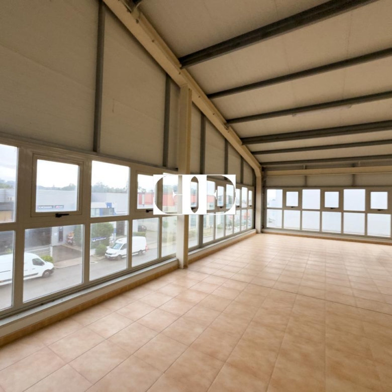 “Gran Nave con Cámara Frigorífica y Oficinas en Tui, Excelente Ubicación”