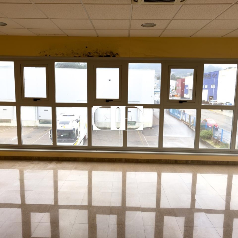 “Gran Nave con Cámara Frigorífica y Oficinas en Tui, Excelente Ubicación”