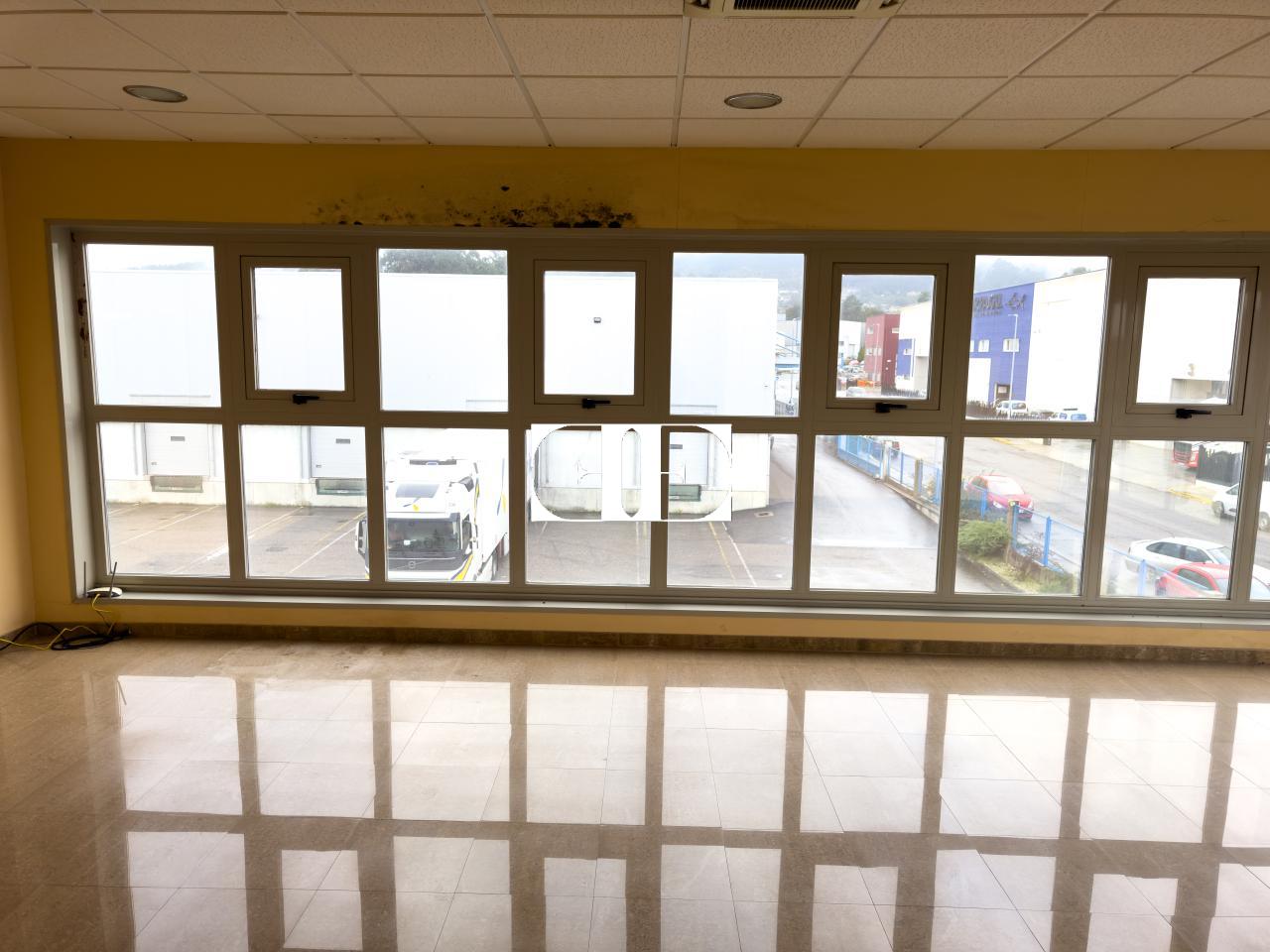 177080960234200026694_173229066622 “Gran Nave con Cámara Frigorífica y Oficinas en Tui, Excelente Ubicación”