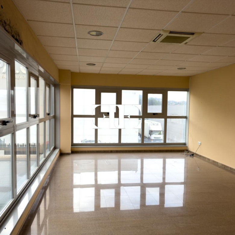 “Gran Nave con Cámara Frigorífica y Oficinas en Tui, Excelente Ubicación”