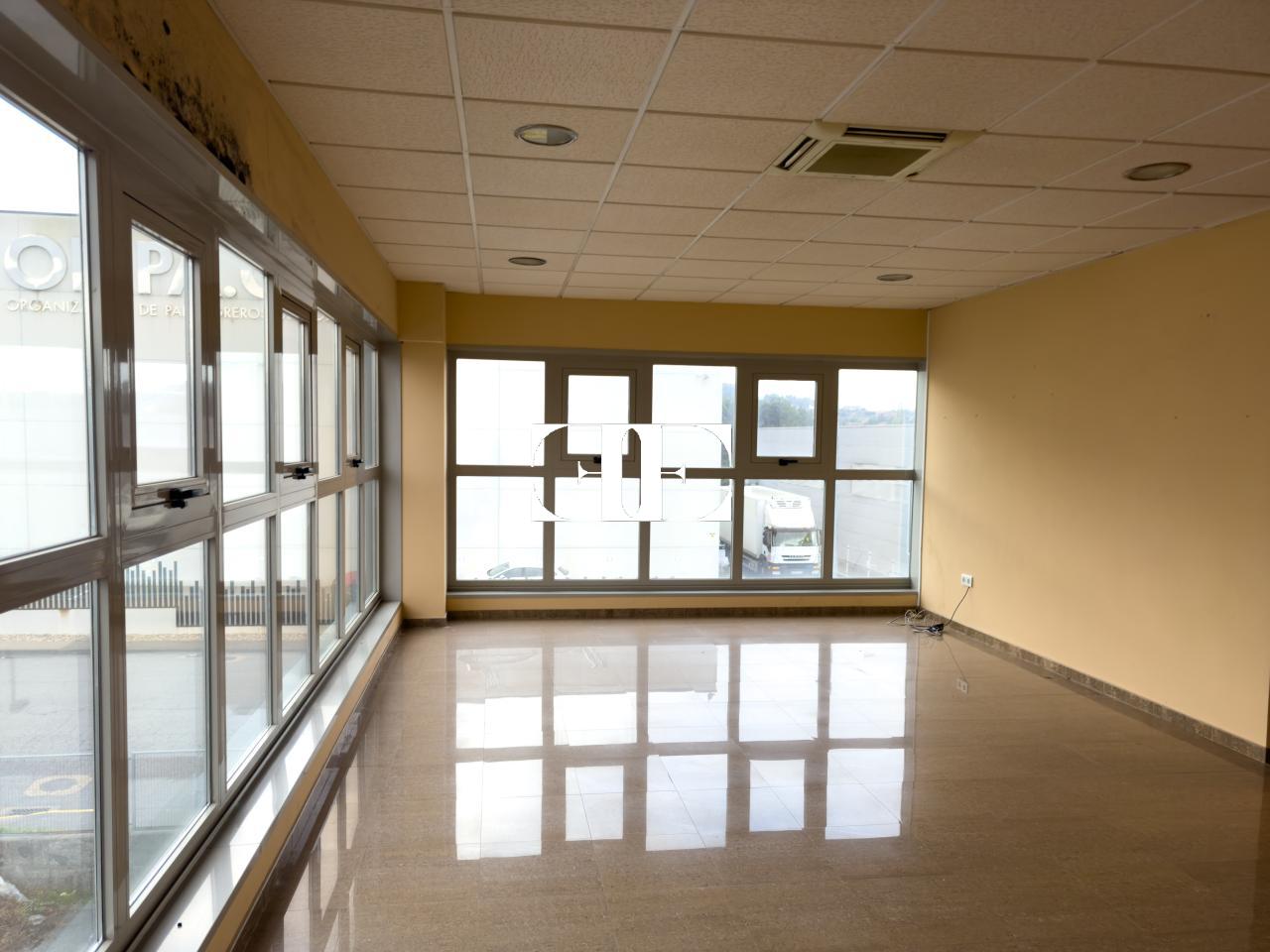 177080960267600026694_173229066248 “Gran Nave con Cámara Frigorífica y Oficinas en Tui, Excelente Ubicación”
