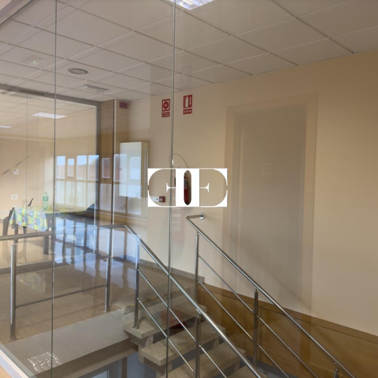 “Gran Nave con Cámara Frigorífica y Oficinas en Tui, Excelente Ubicación”