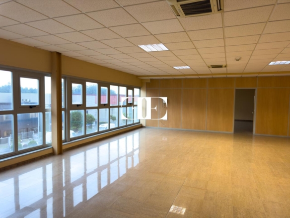 “Gran Nave con Cámara Frigorífica y Oficinas en Tui, Excelente Ubicación”