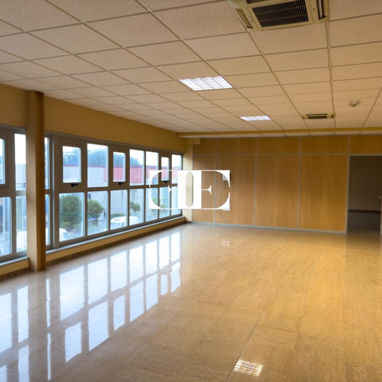 “Gran Nave con Cámara Frigorífica y Oficinas en Tui, Excelente Ubicación”
