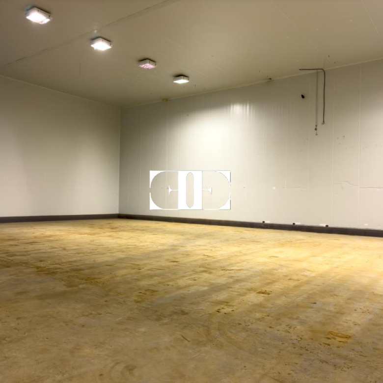 “Gran Nave con Cámara Frigorífica y Oficinas en Tui, Excelente Ubicación”