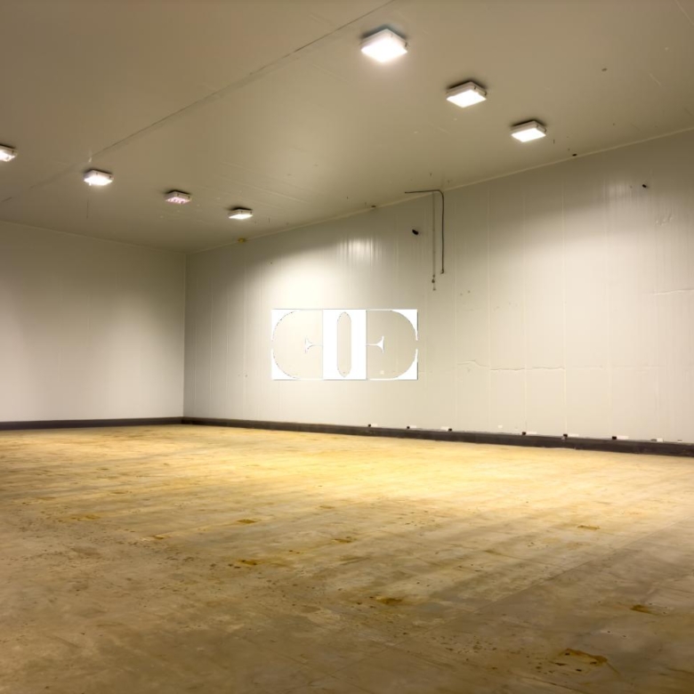 “Gran Nave con Cámara Frigorífica y Oficinas en Tui, Excelente Ubicación”