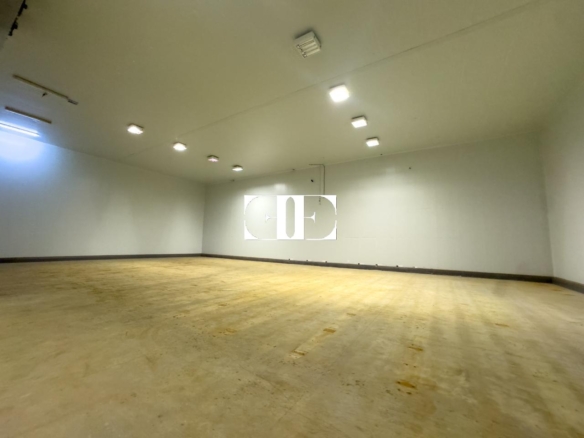 “Gran Nave con Cámara Frigorífica y Oficinas en Tui, Excelente Ubicación”