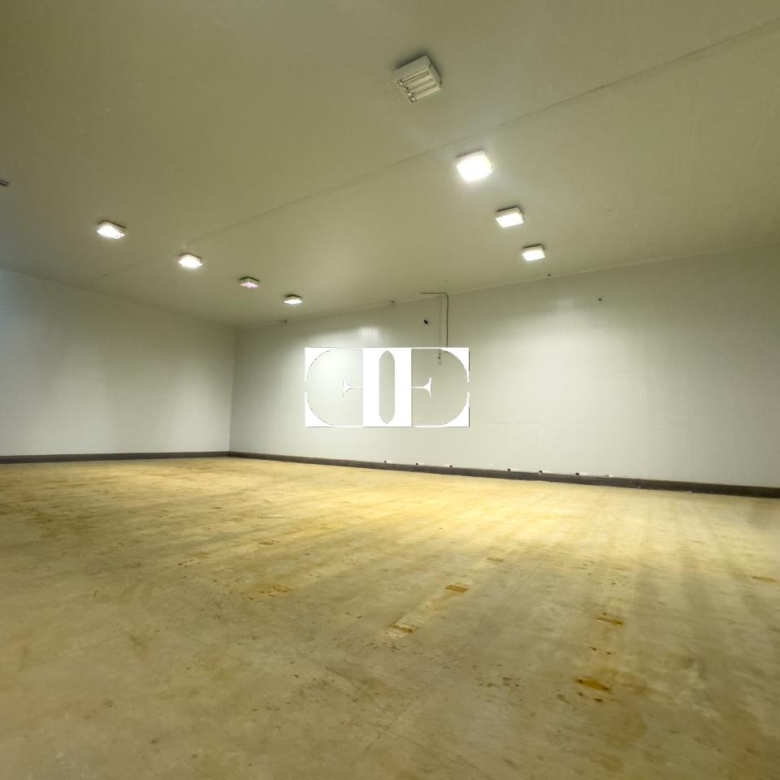 “Gran Nave con Cámara Frigorífica y Oficinas en Tui, Excelente Ubicación”