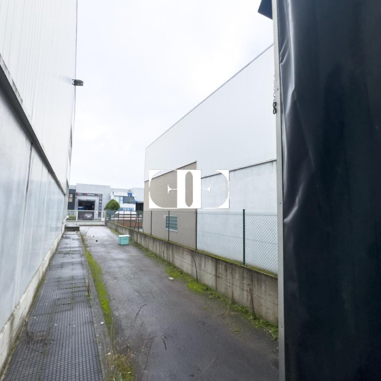 “Gran Nave con Cámara Frigorífica y Oficinas en Tui, Excelente Ubicación”
