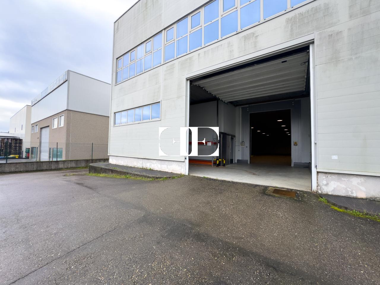 177080961706400026694_173229073500 “Gran Nave con Cámara Frigorífica y Oficinas en Tui, Excelente Ubicación”