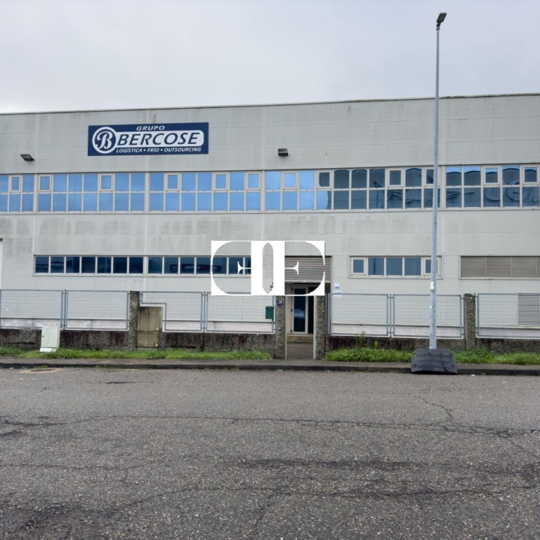 “Gran Nave con Cámara Frigorífica y Oficinas en Tui, Excelente Ubicación”