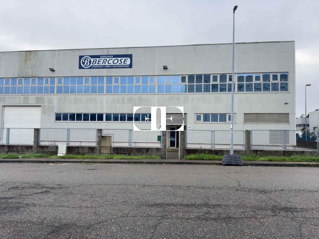 177080962012700026694_173229074994 “Gran Nave con Cámara Frigorífica y Oficinas en Tui, Excelente Ubicación”