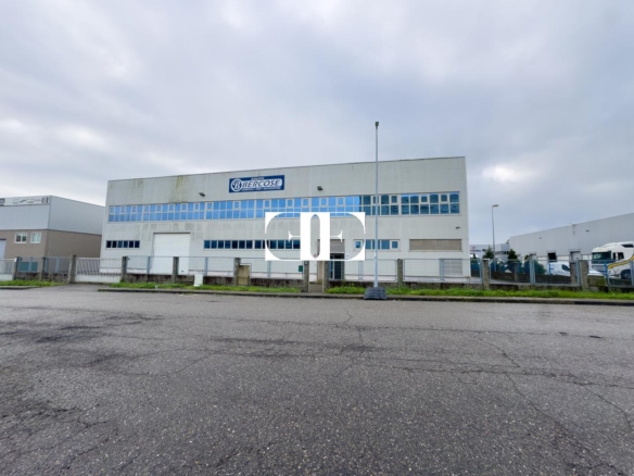 “Gran Nave con Cámara Frigorífica y Oficinas en Tui, Excelente Ubicación”