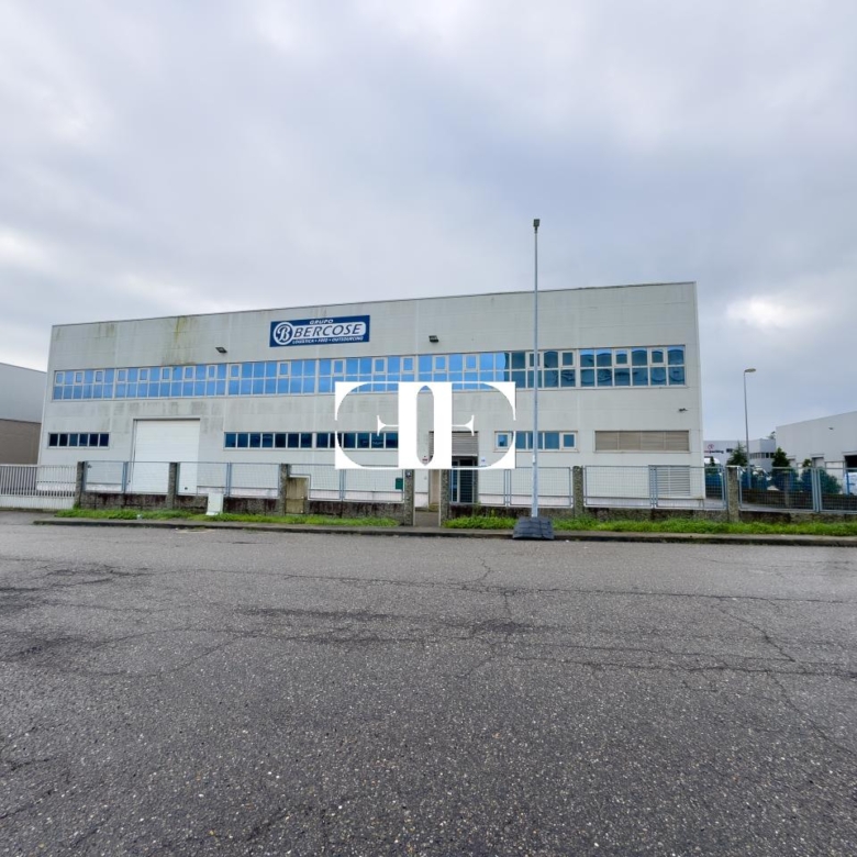 “Gran Nave con Cámara Frigorífica y Oficinas en Tui, Excelente Ubicación”
