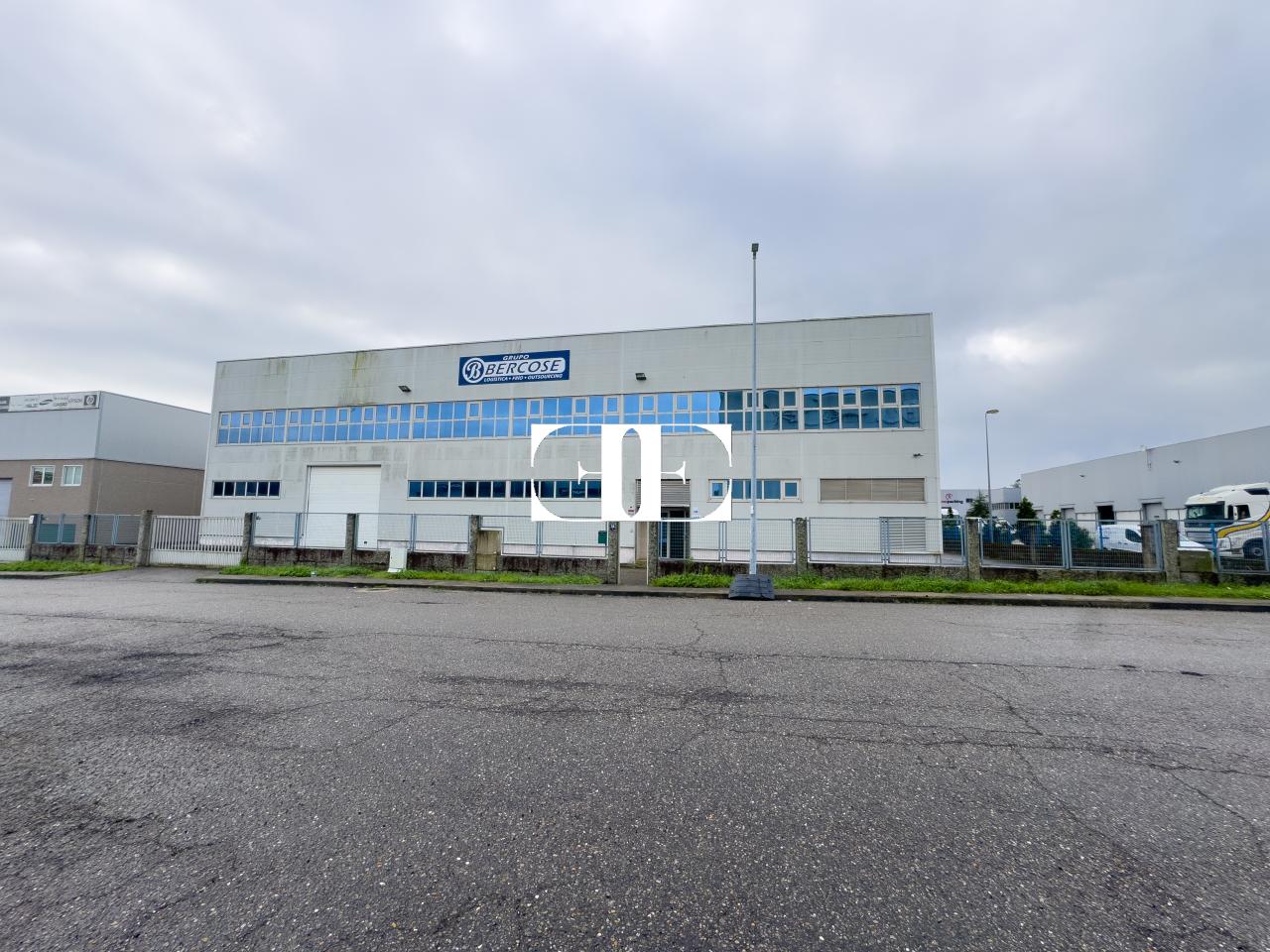 177080962107900026694_173229075517 “Gran Nave con Cámara Frigorífica y Oficinas en Tui, Excelente Ubicación”