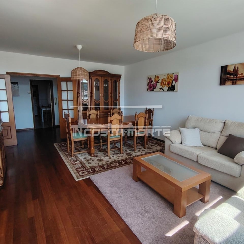 Piso de 4 Dormitorios con Impresionantes Vistas al Mar – Cee (A Coruña)