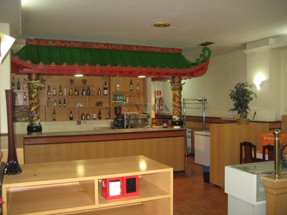 Restaurante acondicionado con licencia y salida de humos.