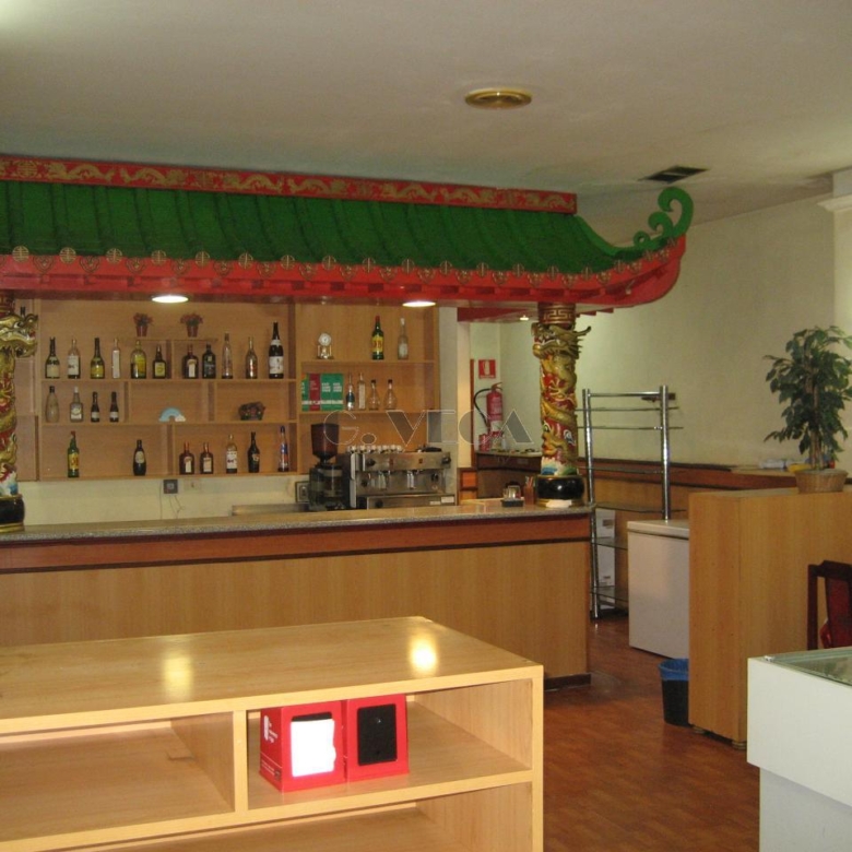 Restaurante acondicionado con licencia y salida de humos.