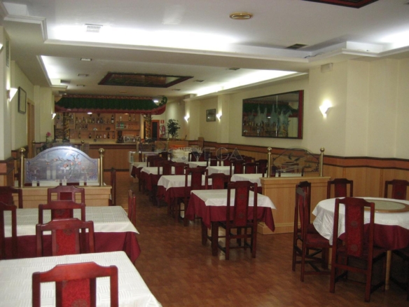 Restaurante acondicionado con licencia y salida de humos.