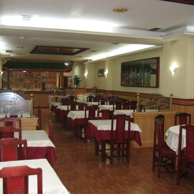 Restaurante acondicionado con licencia y salida de humos.