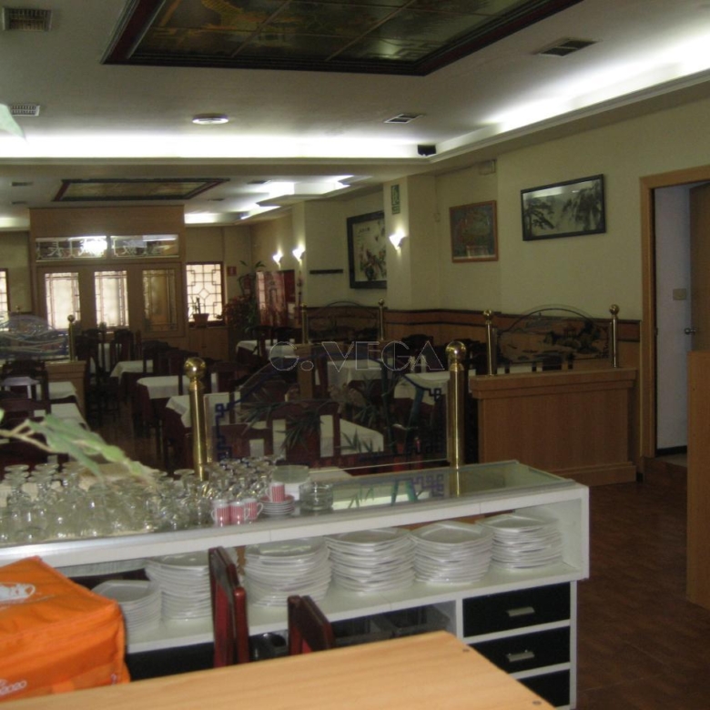 Restaurante acondicionado con licencia y salida de humos.