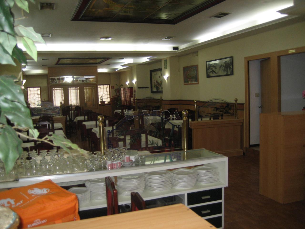 177264661312200028949_177264628656 Restaurante acondicionado con licencia y salida de humos.