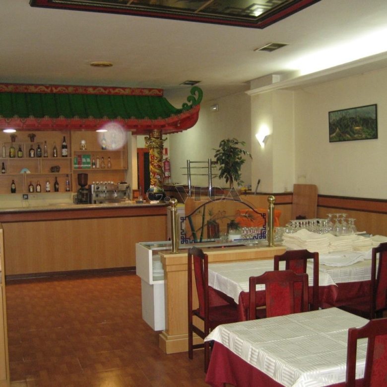Restaurante acondicionado con licencia y salida de humos.