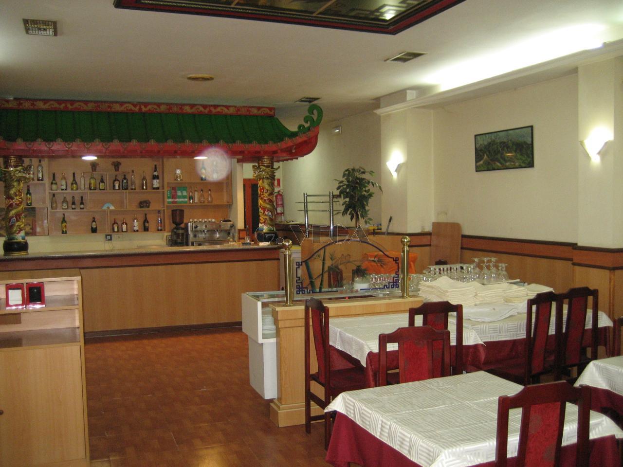 177264661562400028949_177264629109 Restaurante acondicionado con licencia y salida de humos.