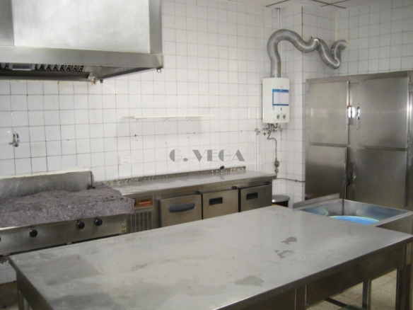 Restaurante acondicionado con licencia y salida de humos.