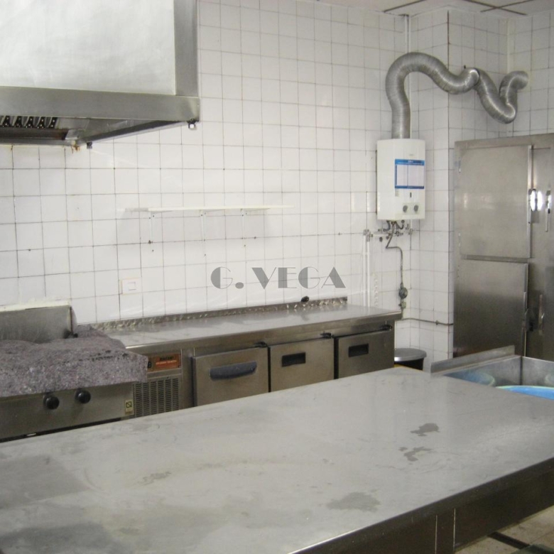 Restaurante acondicionado con licencia y salida de humos.