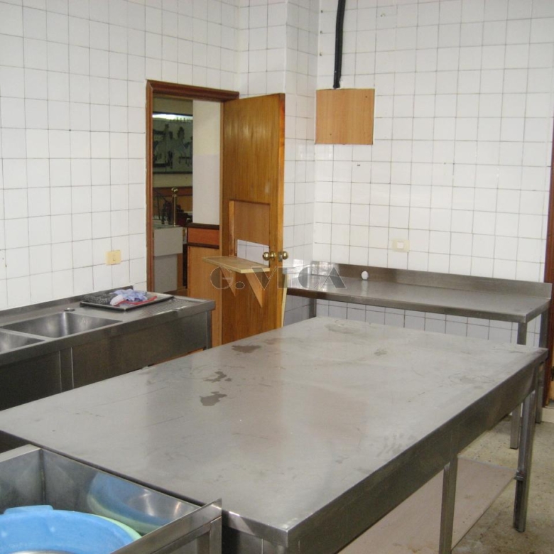 Restaurante acondicionado con licencia y salida de humos.