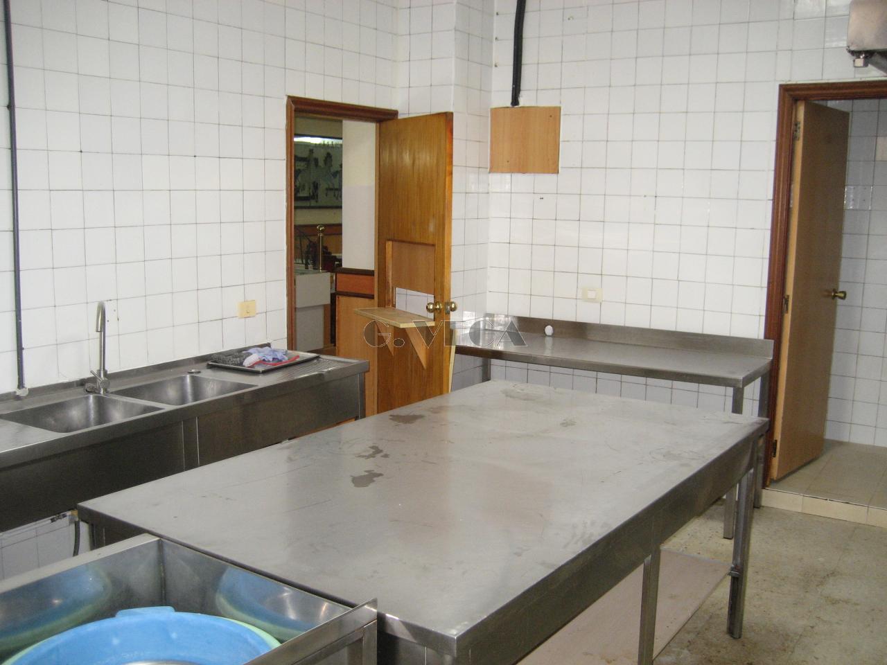 177264661702800028949_177264629371 Restaurante acondicionado con licencia y salida de humos.