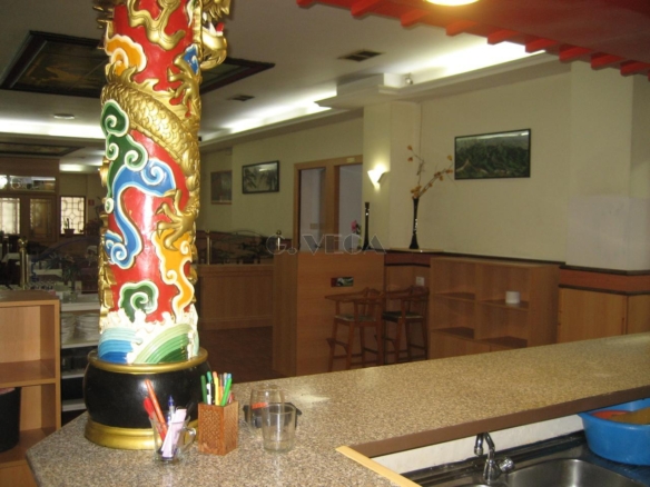 Restaurante acondicionado con licencia y salida de humos.