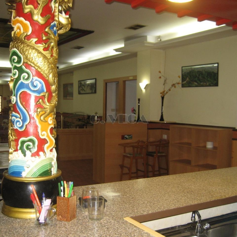 Restaurante acondicionado con licencia y salida de humos.