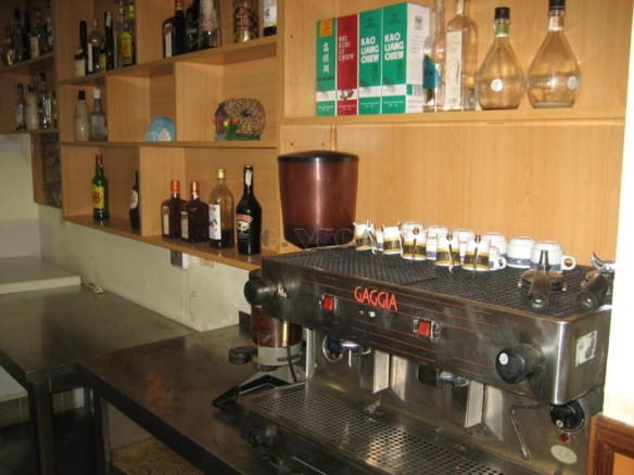 Restaurante acondicionado con licencia y salida de humos.