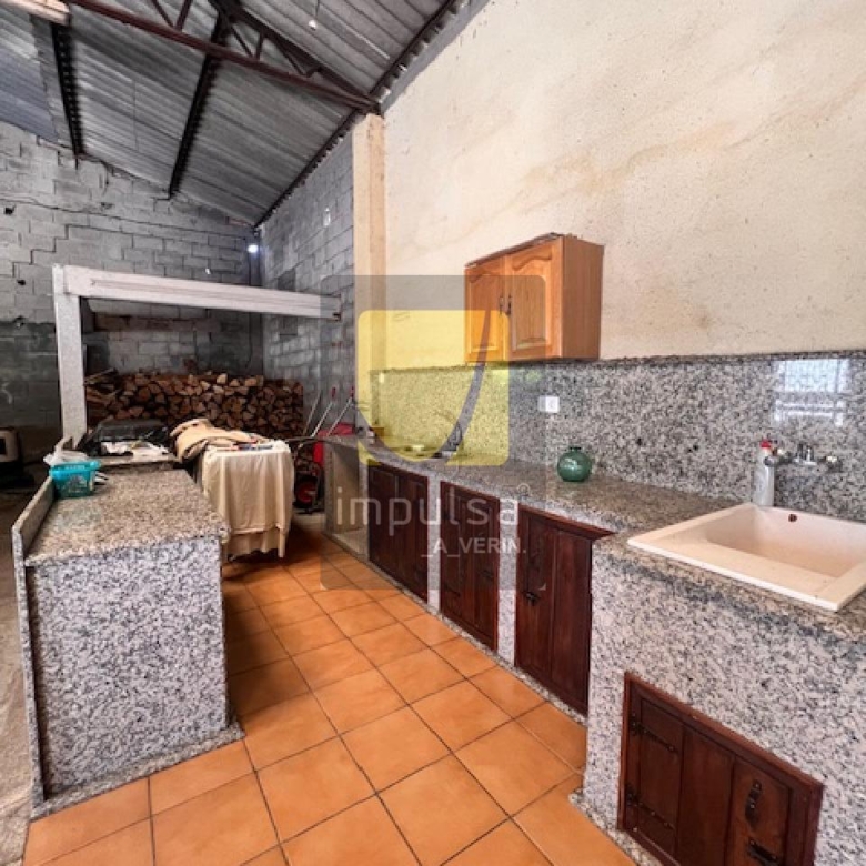 CASA CON NAVE, SÓTANO Y TERRENO