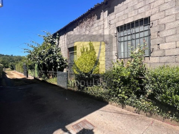 CASA CON NAVE, SÓTANO Y TERRENO