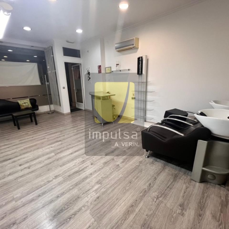 LOCAL COMERCIAL EN VERÍN- INCLUYE 2 PLAZAS DE GARAJE CERRADAS