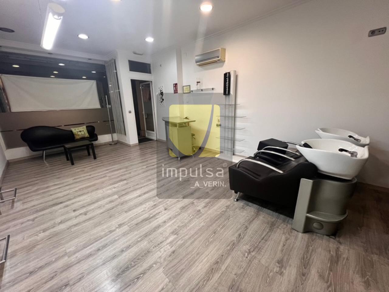 LOCAL COMERCIAL EN VERÍN- INCLUYE 2 PLAZAS DE GARAJE CERRADAS